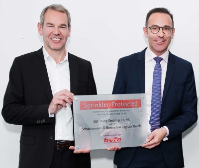 Die Auszeichnung des Bundesverbandes Technischer Brandschutz e. V. ­nahmen Kai Spallek von der SBF Poing GmbH & Co. KG (li.) und Bernd Talmon von der Schustermann & Borenstein Logistik GmbH entgegen.